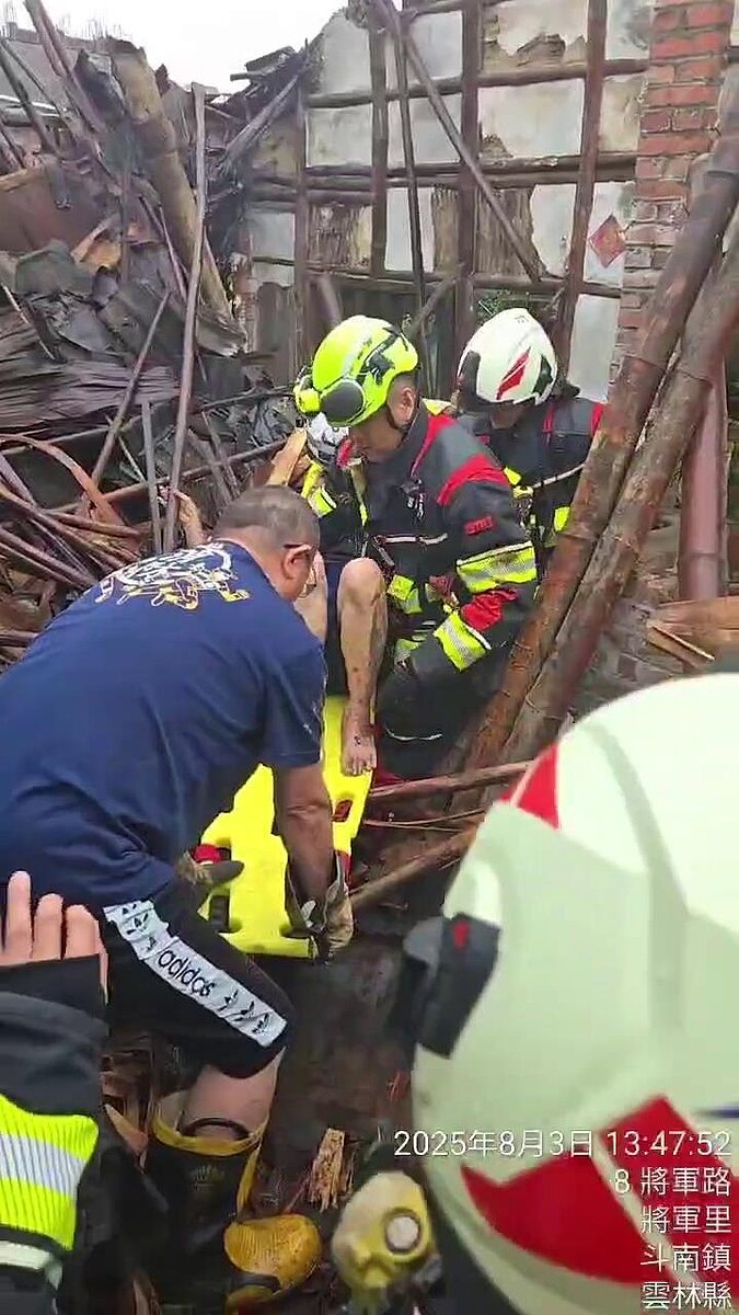 斗南一棟老屋大雨中倒塌,一婦人被壓傷幸被即時被救出送選。記者蔡維斌/翻攝