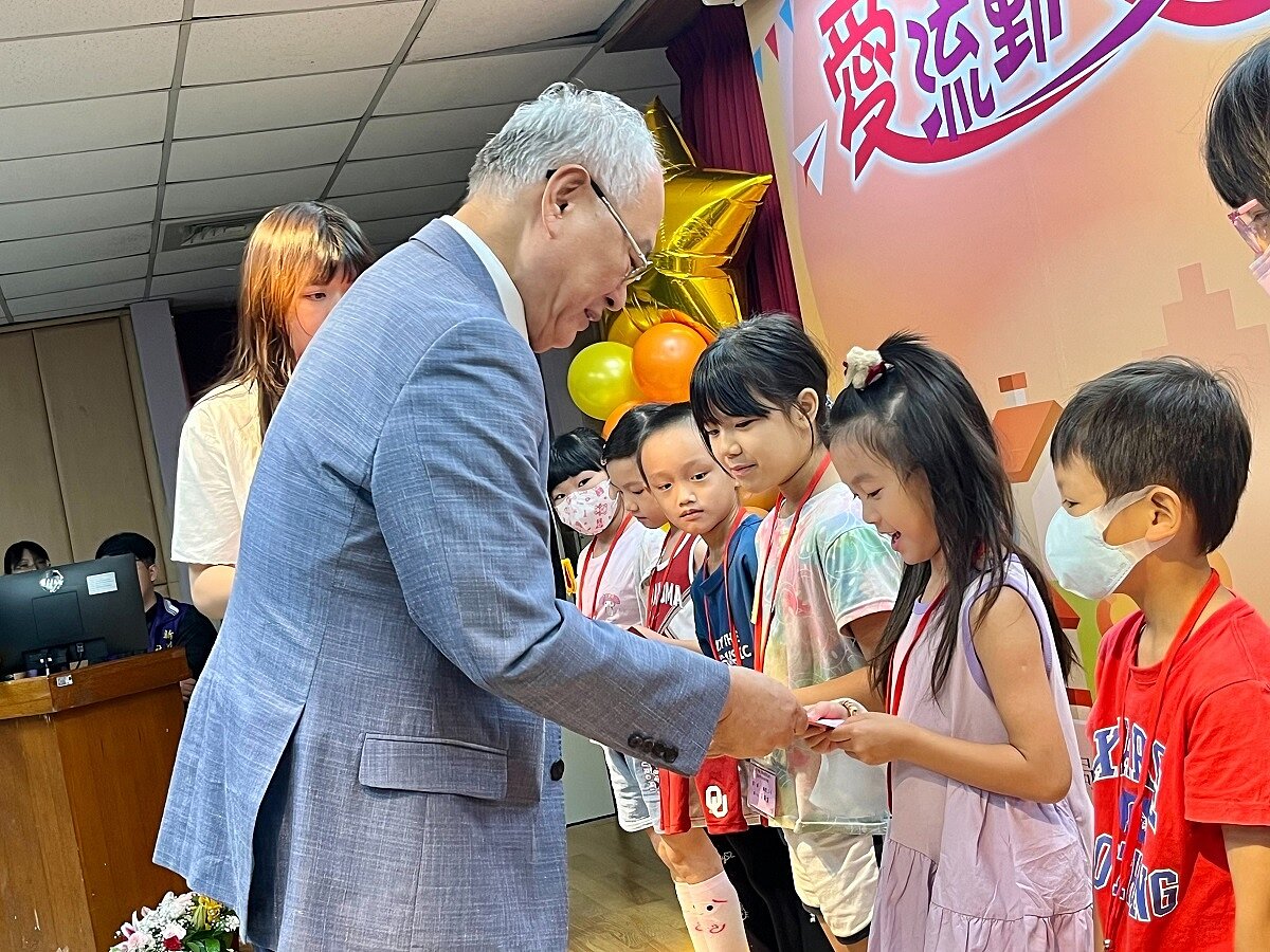 新北市不動產開發商業同業公會理事長廖志鴻頒贈獎學金,勉勵孩子們持續向學。圖/新北市政府提供