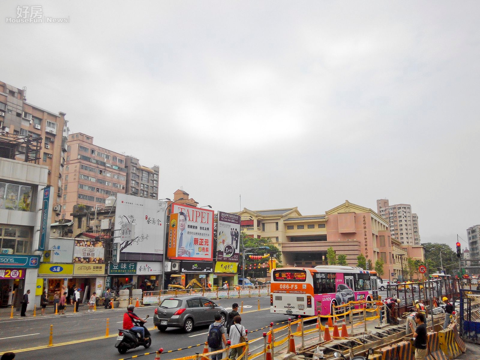 捷運松山站附近店家與施工情境。(好房News記者 陳韋帆/攝影)