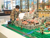 5達人耗時半年　10萬片積木組城堡