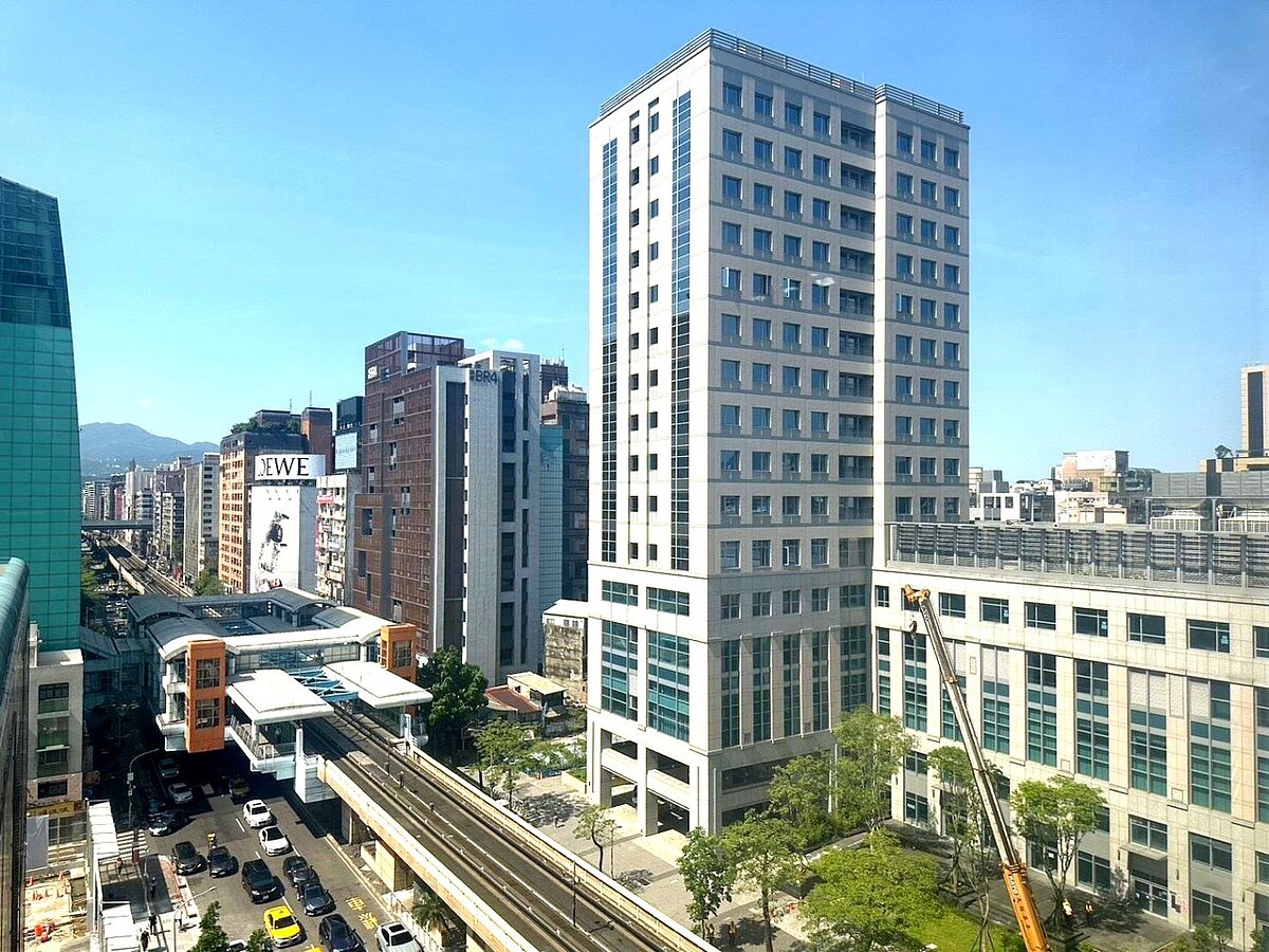 永慶房產集團比較台北捷運各站點與所在行政區的均價差幅最大的前十大站點。其中,捷運忠義站差幅高達34.3%,位居第一。房市示意圖/永慶房產集團提供