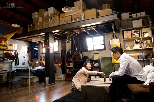 7.是吾房間裡多是鋁製家具，木箱直接拿來當桌子用，很有大哥豪放不羈的個性。