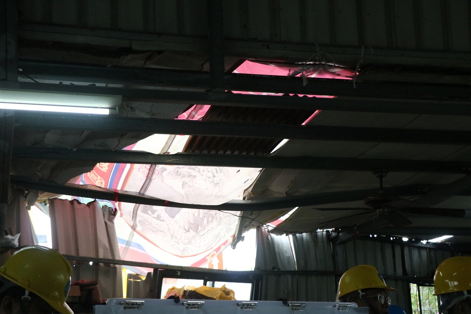 台南柳營78歲黃姓受災戶住家屋頂受颱風吹襲破損後,只能用帆布覆蓋應急,原找鐵工要等2個月,好在最後透過區公所協助媒合修繕廠商,預計本周五可完成修復。記者萬于甄/攝影