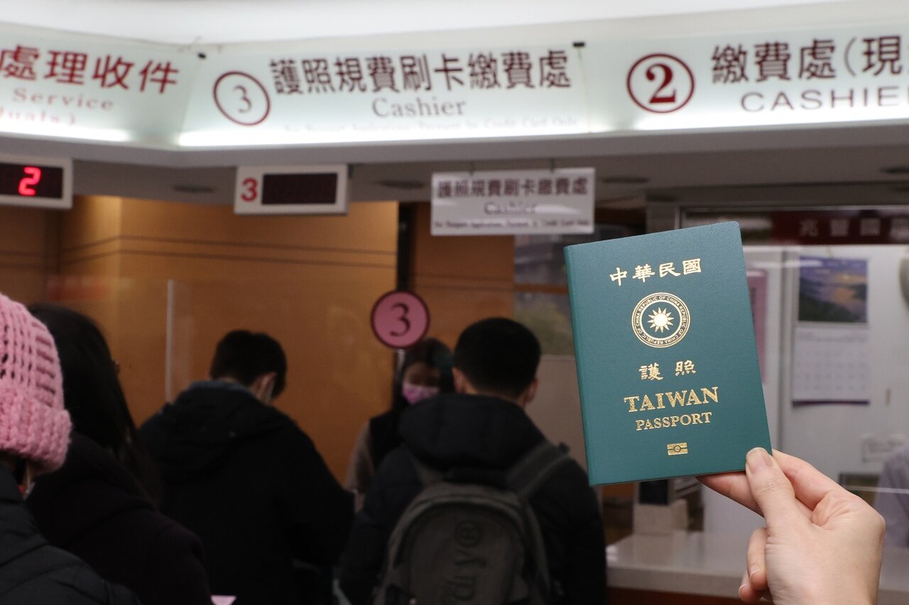 外交部提醒民眾,切勿將護照當作旅遊紀念本使用。 聯合報系資料照