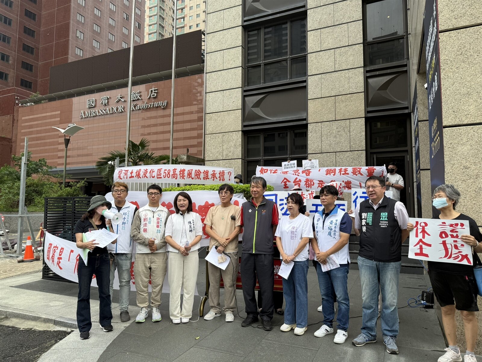 高雄老字號國賓飯店申請重建案今年3月環評初審通過，民眾發現高雄市府已在6月30日核發拆除許可，廠商更在上周停班日時「偷偷施工」，怒批高市府縱容廠商。記者宋原彰／攝影 