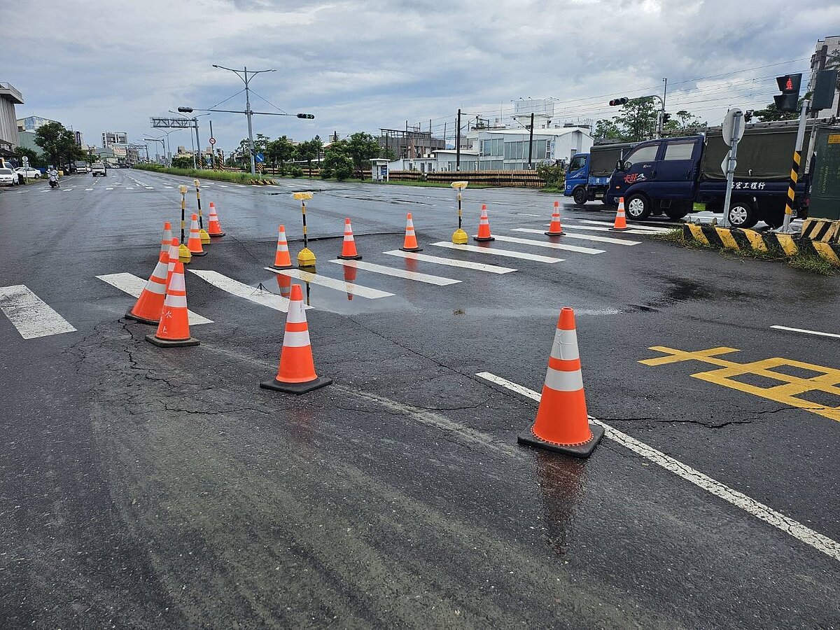 台1線水上鄉段路面出現疑似掏空,南區養護工程分局已交維布設。記者李宗祐/翻攝