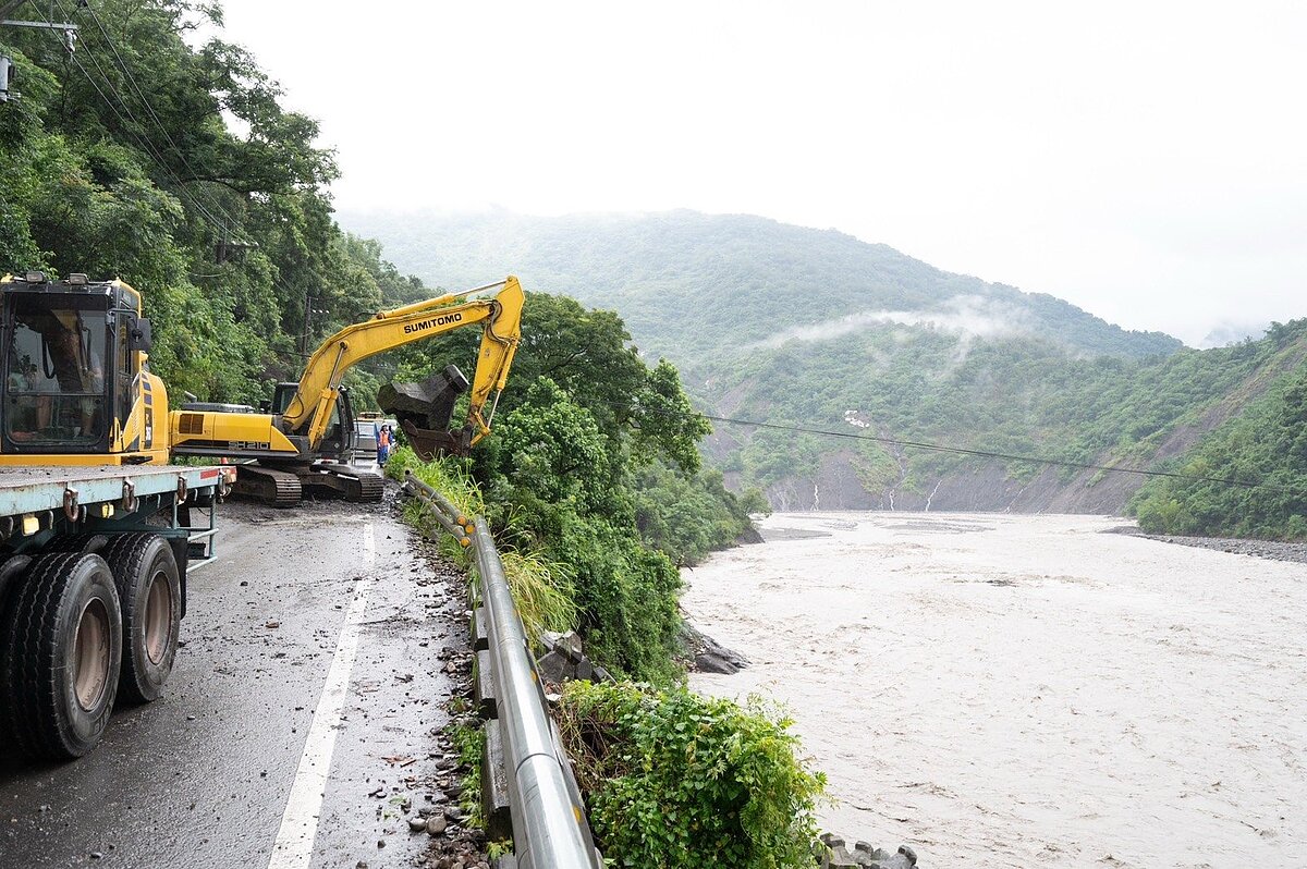工程人員日夜兼程回填路基避免遭雨勢土石及溪流沖刷掏空。圖／交通部提供