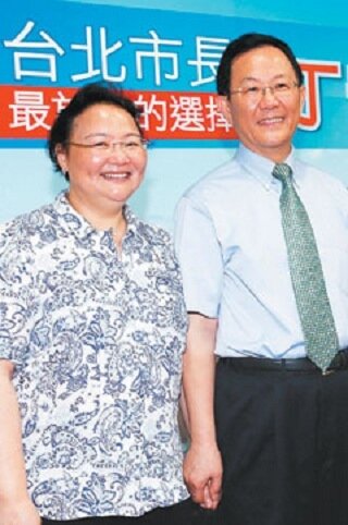 國民黨台北市長參選人丁守中昨天打夫人牌催票,太太溫子苓(左)現身力挺。記者侯永全/攝影