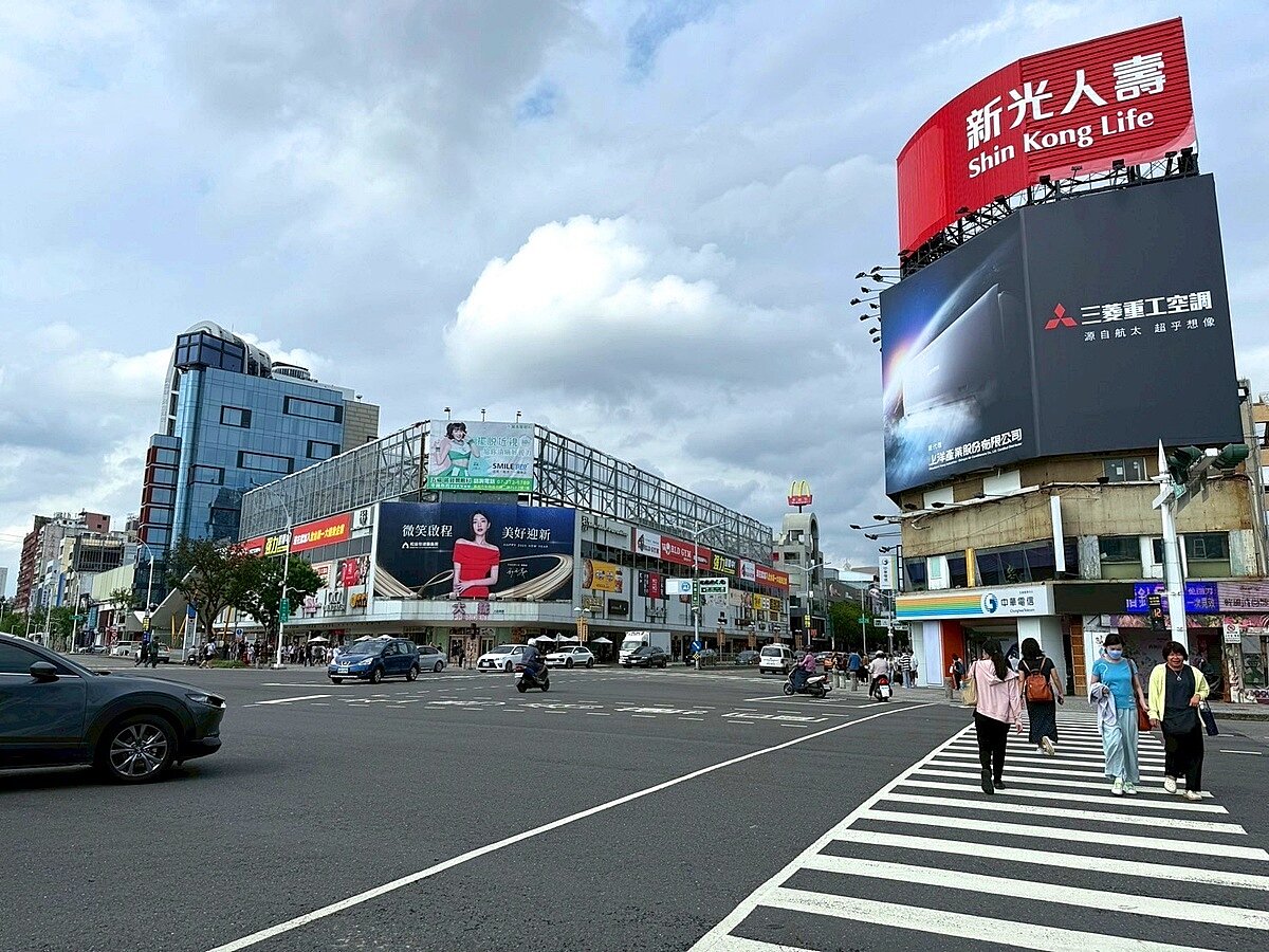 南高雄在亞灣2.0計畫、亞洲資產管理中心設立，以及高鐵南延等重大建設帶動下，房市也看好，知名建商搶進卡位插旗。圖／好房網News記者林和謙／攝