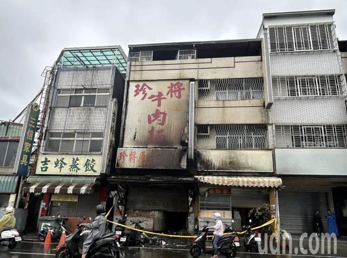 台中太平一家知名牛肉麵店清晨火警,火勢猛烈,消防隊救出5受困民眾送醫,仍釀2死。圖/聯合報記者趙容萱攝影