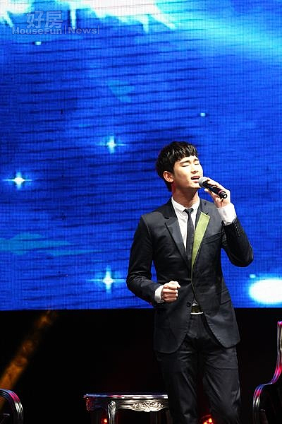 2.金秀賢場唱起歌來深情款款,融化無數粉絲的心。(木更國際娛樂提供)