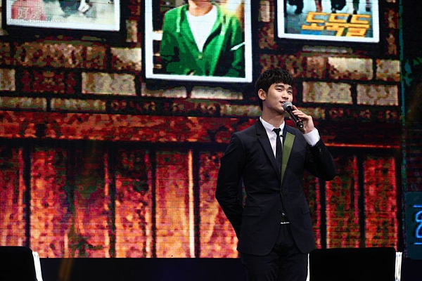 3.金秀賢的師父其實是第一代韓流明星裴勇俊。(木更國際娛樂提供)