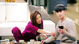 都敏俊化身千頌伊的經紀人就近照顧她。（摘自百度貼吧）