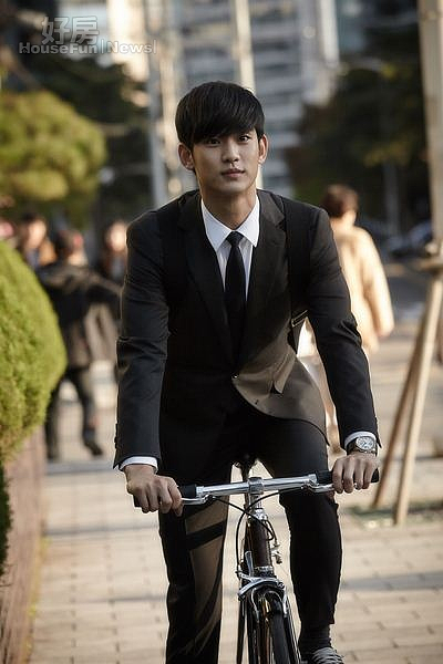 13.都敏俊即使騎腳踏車也是帥氣。(緯來戲劇台提供)