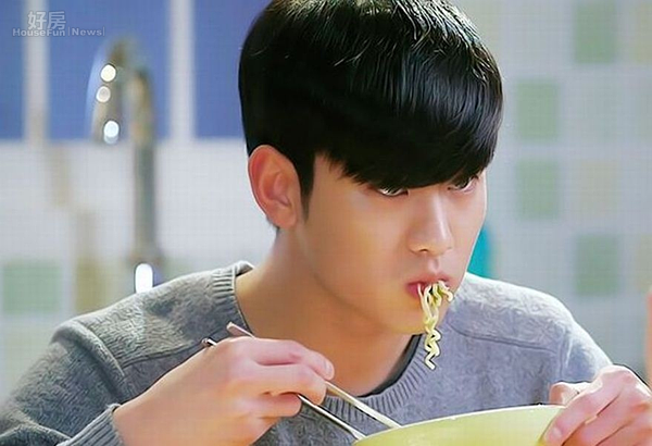 15.都敏俊吃泡麵也津津有味。(摘自百度貼吧)