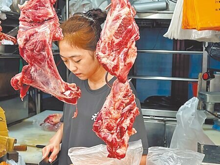台東縣傳統市場豬肉零售價每台斤突破180元,創近40年新高。(蕭嘉蕙攝)