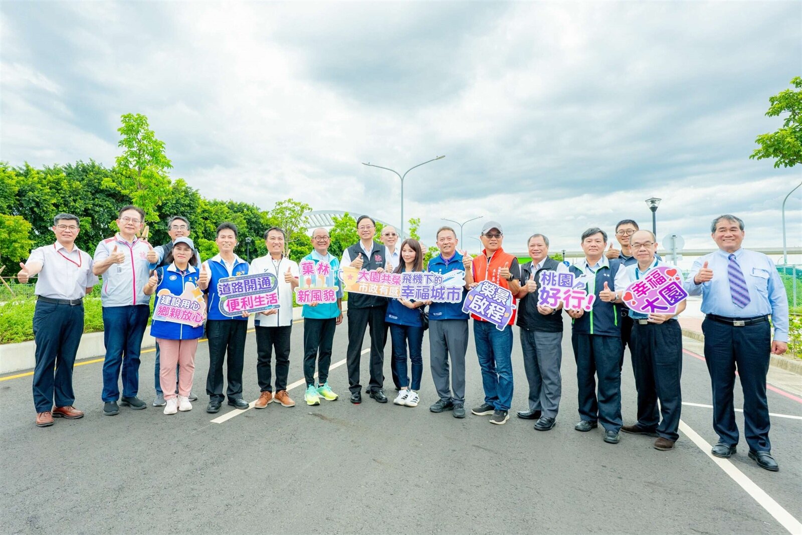桃園市長張善政感謝市府同仁、施工團隊的努力，以及地方民代的支持，順利重劃菓林市地，並於今日落成亮相。圖：市府提供