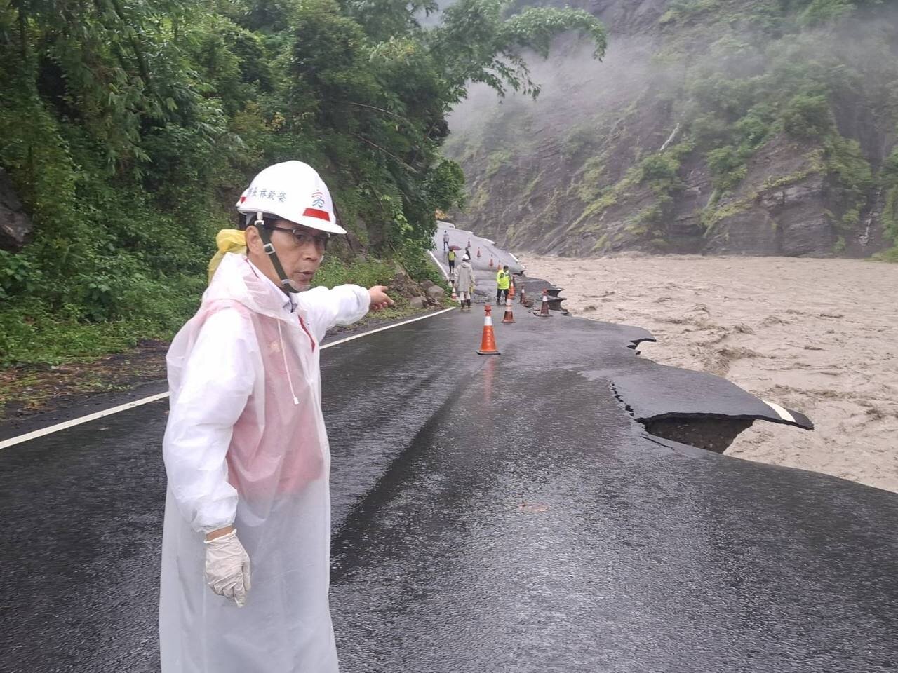 台29線甲仙通往那瑪夏的道路多處路基淘空流失,高市副市長林欽榮上山巡視,上下山都在甲仙五里埔遇上邊坡落石阻斷交通。圖/高雄市府提供