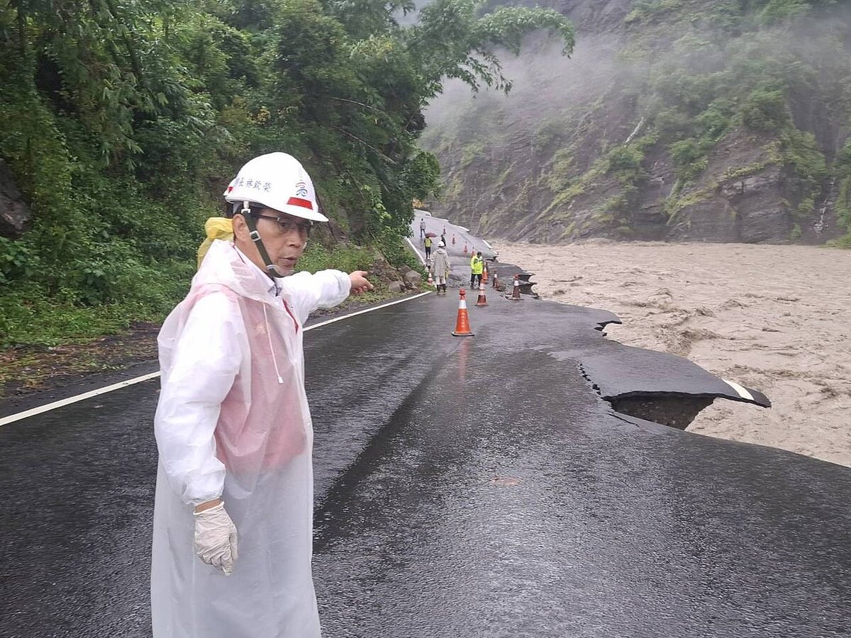 台29線甲仙通往那瑪夏的道路多處路基淘空流失，高市副市長林欽榮上山巡視，上下山都在甲仙五里埔遇上邊坡落石阻斷交通。圖／高雄市府提供 