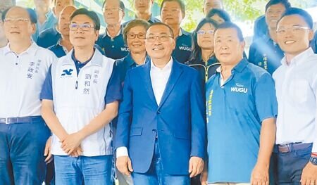 
新北市長侯友宜（第一排中）7月31日前往五股洲子洋公園視察「F07站預定地」。（李育攝）
