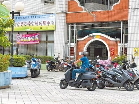 
高雄左營翠峰國宅大廈中庭的地面磁磚，最近下雨天凸顯溼滑問題，有騎士連人帶車摔倒擦傷，成為安全隱憂。（紀爰攝）
