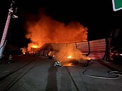 桃園鐵皮倉儲大火悶燒超過6小時　影響空品多達9里