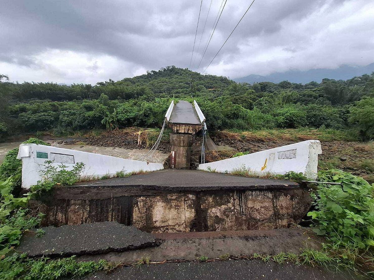台南近期各地雨勢不斷，東山區南105-1線東原二號橋傳出因災損加上溪水湍急，橋梁斷成2截，所幸當下並無車輛行經，且里長及居民第一時間發現並通報，警方已趕赴現場將橋梁兩端路面設置路障封閉。圖／翻攝至白河分局臉書

