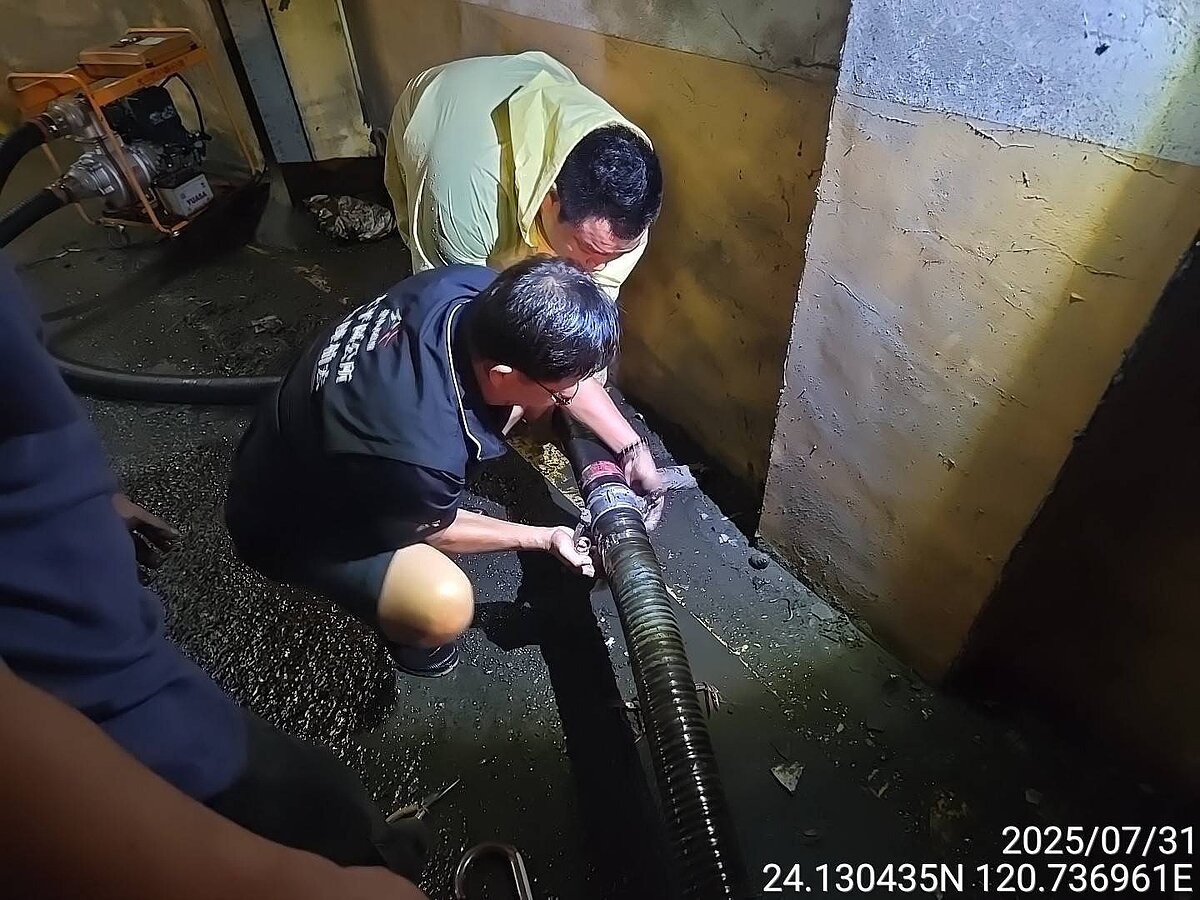 台中市太平區長陳柏宏與聖和里長劉佳明協助架設抽水管，以利抽取社區地下室積水。圖／中市府提供
