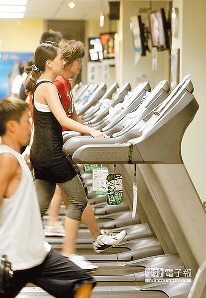 國健署指出,不健康的飲食、肥胖率高及運動量少是台灣人癌症的3項新型殺手。圖為民眾在休閒中心運動的畫面。(本報資料照片)