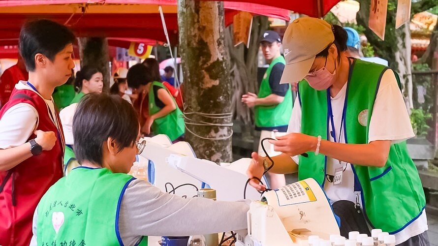 財團法人台北市拱天慈善功德會長期舉行捐血活動,捐血者有8成皆來自當地里民,當日共募集766袋血袋。