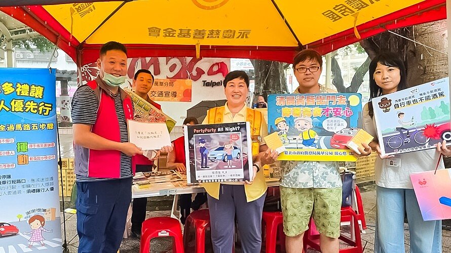 台北市艋舺服飾商圈促進會舉辦「捐血做公益・健康送給你」,邀請在地商家、政府機關等單位共襄盛舉。