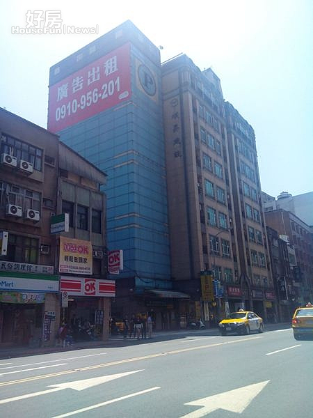 
小剛買下位在台北市八德路的大樓當成錄音室。