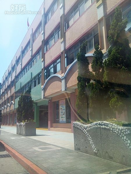 
4.八德路上的監理處人潮多，商店生意好，房市也年年翻漲。