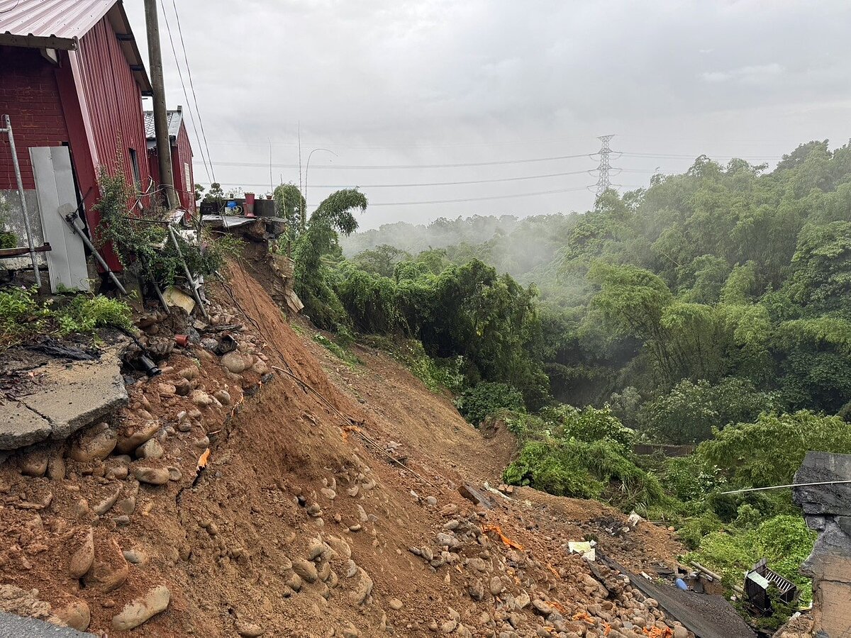 連日強降雨,彰化縣芬園鄉同安村大彰路262巷一戶三合院1日清晨因土石流失,造成長達40公尺、4樓高的擋土牆崩塌。圖/林子瓏提供
