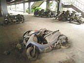 垃圾、廢機車　汐止車站停車場如廢墟
