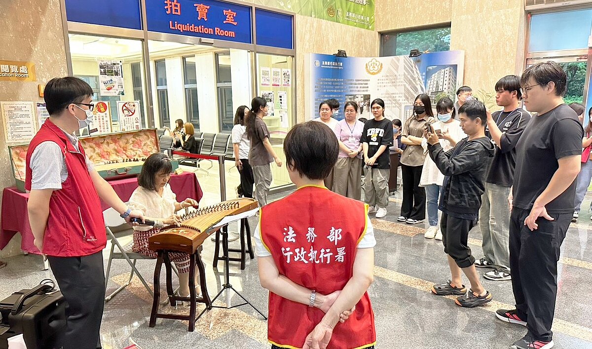 士林分署舉辦「快閃88節品茗會」，民眾在悠揚古箏樂音中輕鬆品茗、細細品味茶香，並選購享譽盛名的老班章茶區優質普洱茶，吸引眾多民眾熱情參與。記者翁至成／翻攝
