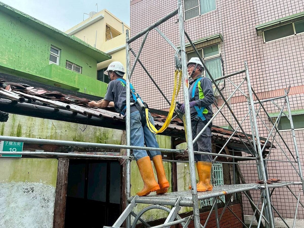 內政部協助修繕戶進行家園復原工作。圖／內政部提供