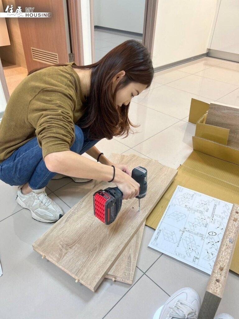 包租代管業者親力親為修繕房屋, 修門鎖、鋪地板樣樣來。圖/林喬慧