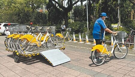 
北市交通局與台大、微笑單車公司合作，率全國之先於台大引進「電輔微型調度車」執行YouBike車輛調度，盼促進校內車輛調度率，也增進校內通行安全。（丁上程攝）
