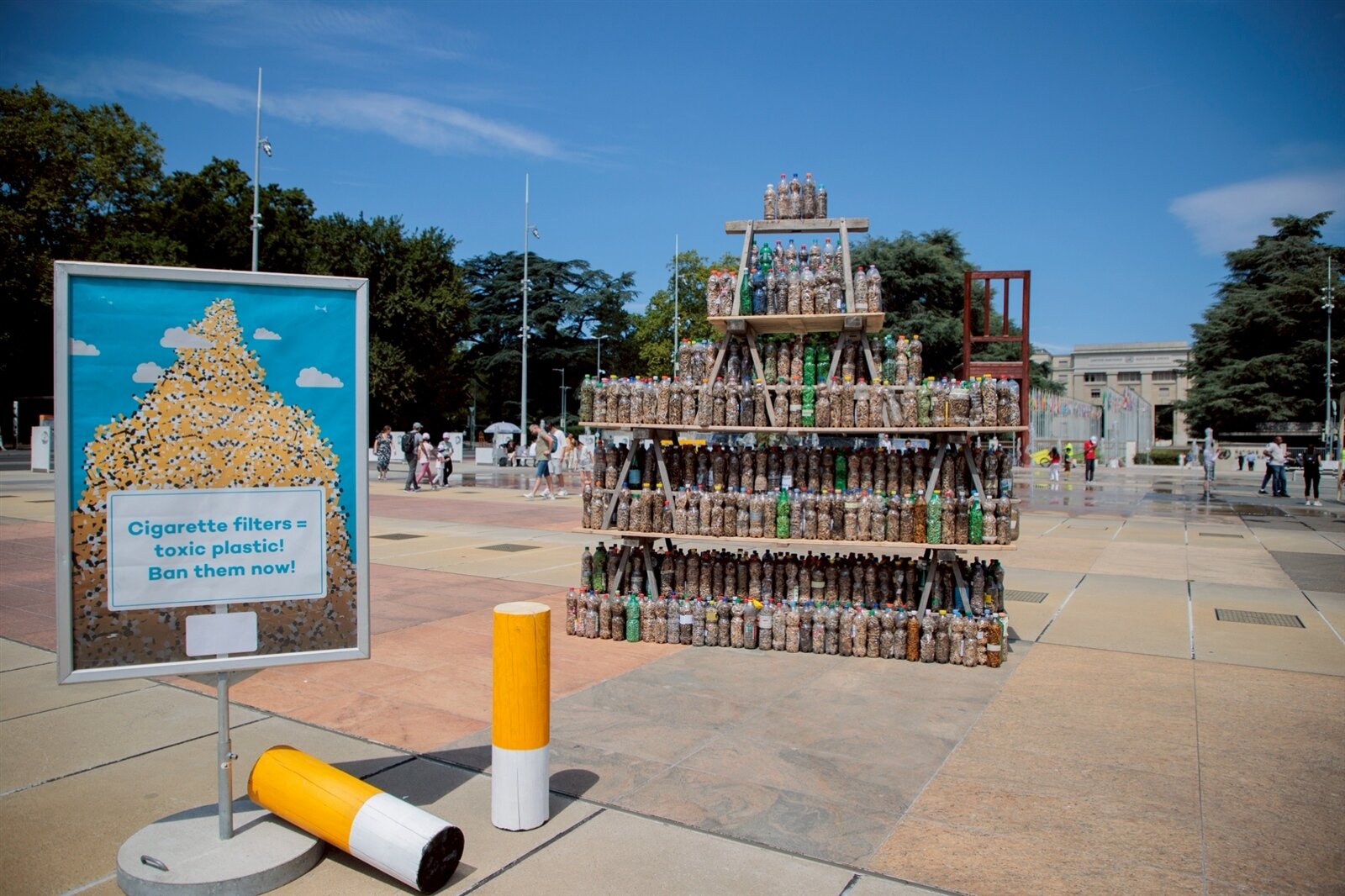 環團發起「禁止塑膠濾嘴」行動,在塑膠公約談判會場打造一座「香菸濾嘴塔」,強烈呼籲各國政府全面禁用香菸濾嘴。記者曾原信/攝影