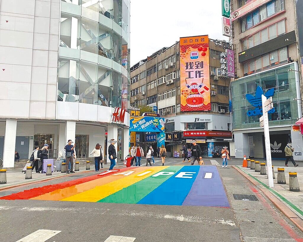 北市觀傳局表示,為迎接10月同志遊行,重新彩繪於西門町徒步區的「6號彩虹」,完工後彩虹TAIPEI字樣將轉向西門町,遊客拍攝時也能同框西門町商圈。圖為繪製完成後示意圖。圖/北市觀傳局提供