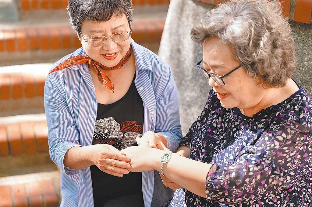 台中市社會局為預防老人走失，免費提供愛心手鍊隨身佩戴。圖／台中市社會局提供