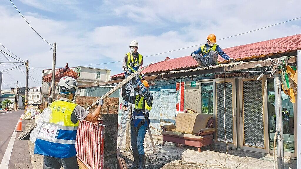 丹娜絲災後已屆滿月，目前仍有1.5萬戶亟待重建，藍綠議員炮轟台南市政府救災效率慢半拍。圖為受損民宅修繕中。圖／工務局提供
