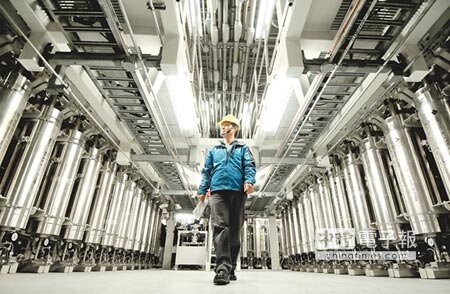 爭議不斷的核四廠再度面臨停工命運,圖為該廠「緊急停機系統-微調控制棒驅動系統」,緊急狀況發生時,可將控制棒插入反應爐,讓反應爐中的中子停止分裂。(本報資料照片)