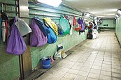 地下道變遊民家　行人不敢走