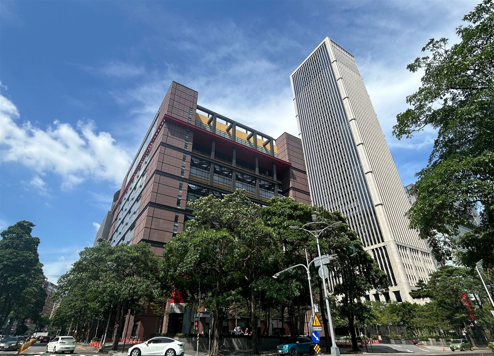 台中新光三越現況，外側鐵圍籬已拆。記者趙容萱／攝影 