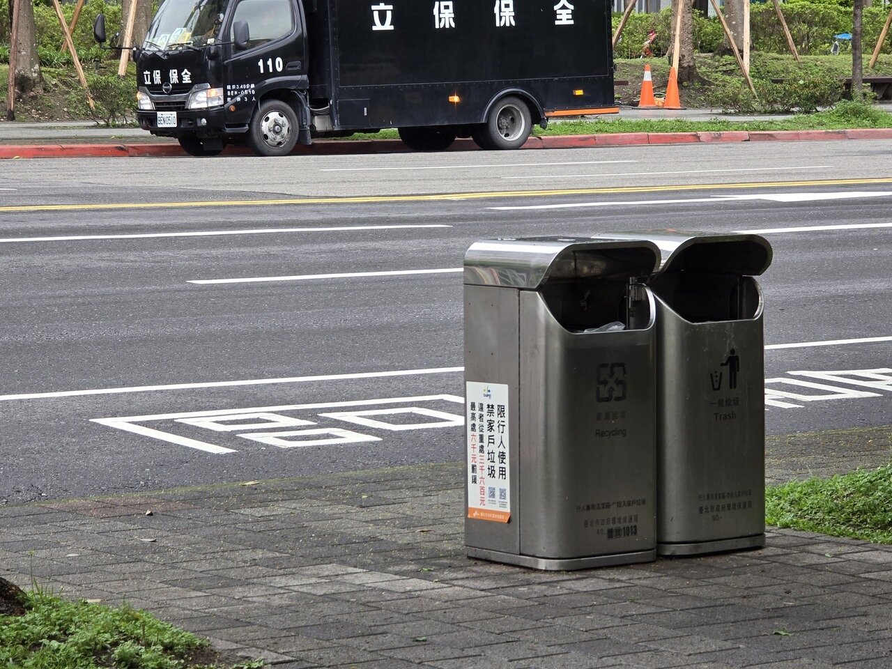 台北市路邊垃圾桶,限定行人專用。 聯合報系資料照