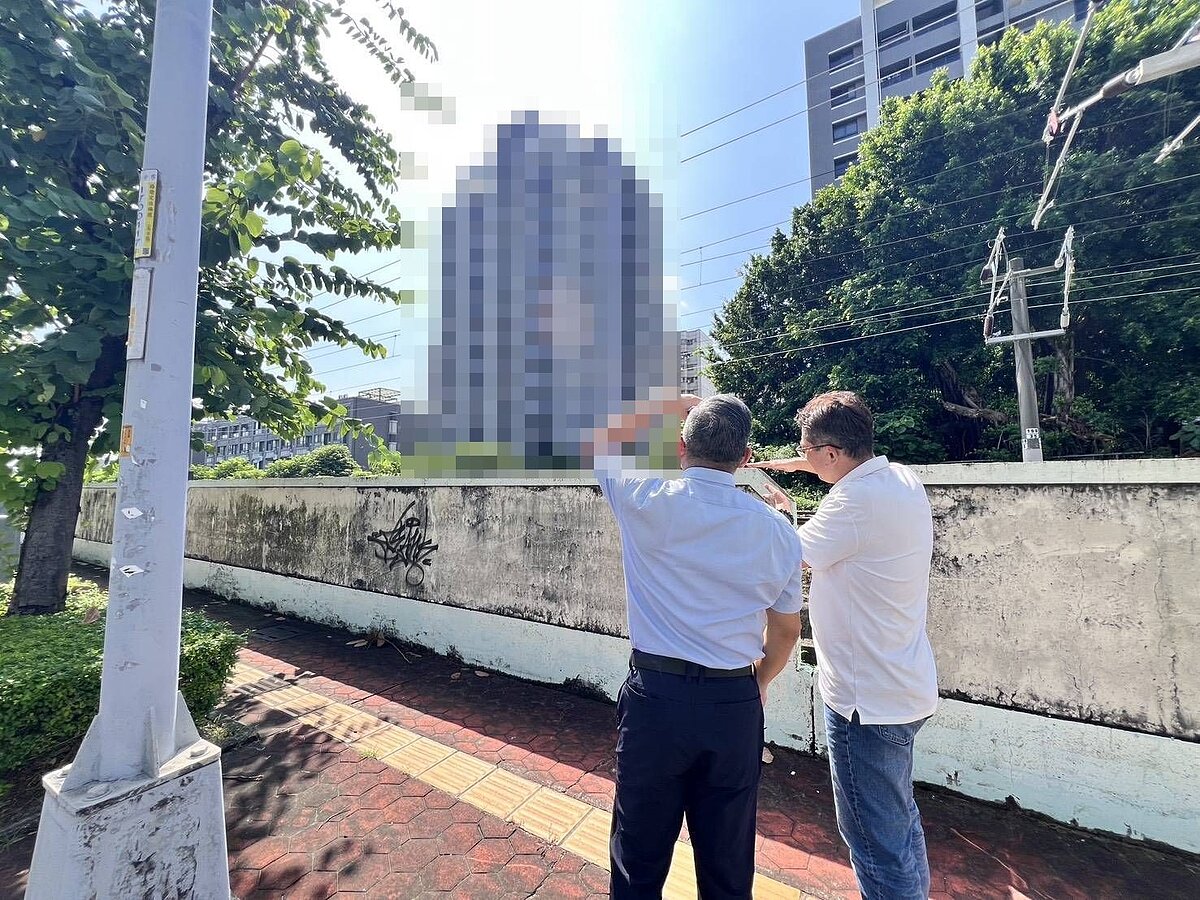 烏日警分局長劉雲鵬(左)帶著偵查隊長林宏霖(右)到遭鋼珠射 擊豪宅大樓附近勘查。圖/警方提供