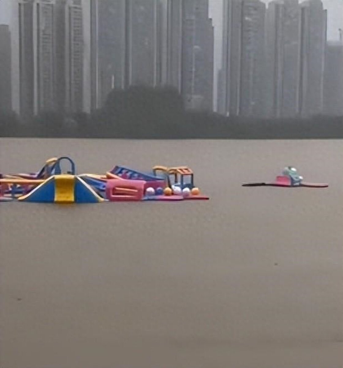 因連日暴雨，廣東清遠北江水上娛樂運動中心被網民拍到，才剛正式開業3天，部分設施被洪水沖走，暫停開放。圖／取自新浪網