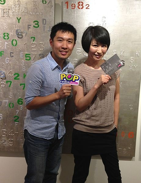 6楊林去年接受電台專訪，和DJ俊菖拍下俏皮照。（圖╱POP Rradio）
